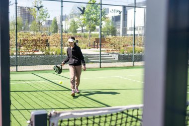  Güneşli bir günde Padel oynayan genç kızlar. Yüksek kalite fotoğraf