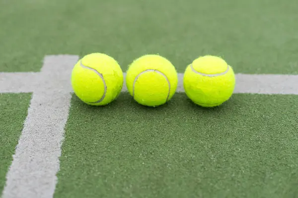 Sárga Golyók Gyep Közelében Padel Tenisz Ütő Háló Mögött Zöld Jogdíjmentes Stock Fotók