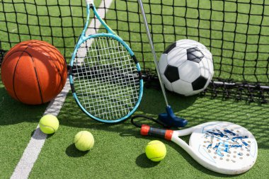 Amerikan futbolu, futbol topu, tenis raketi, tenis topu ve basketbol da dahil olmak üzere çeşitli spor malzemeleri. Yüksek kalite fotoğraf