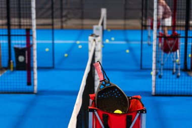  Toplar mavi bir Padel tenis kortunun yanında. Yüksek kalite fotoğraf
