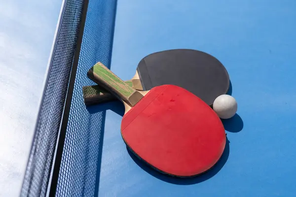 Două Rachete Tenis Masă Sau Ping Pong Mingea Masa Albastră Imagine de stoc