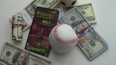 Spor bahisleri online afiş konsepti. Uygulama çevrimiçi futbol bahsi. Cep telefonu ekranda futbol sahası önünde de gerçekçi futbol topu. Çizim. Yüksek kalite fotoğraf