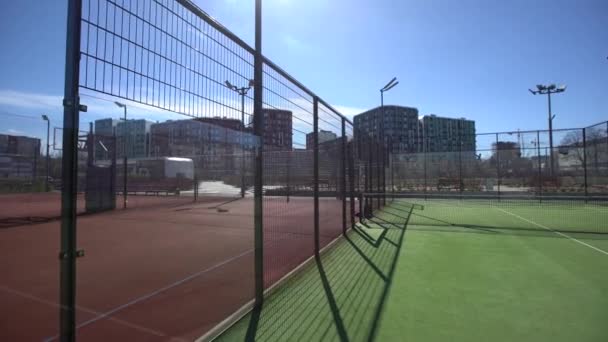 Zones Paysagées Ensemble Résidentiel Avec Court Tennis Avec Hauts Plexiglas — Video