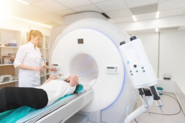 Kadın hasta MRI - manyetik rezonans görüntüleme hastanede. Tıbbi malzeme ve sağlık.