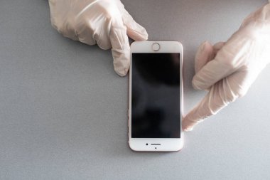 Akıllı telefon tuşlarına basan eller.