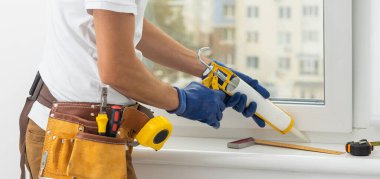 İnşaat işçisi kapalı kalafat ile pencere sızdırmazlık.