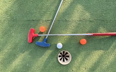 Golf topu ve golf sopası akşam golf sahasında güneş ışığı altında. Yüksek kalite fotoğraf