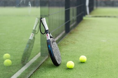 Tenis raketi, top ve ağlar çimlerin üzerinde. Yüksek kalite fotoğraf