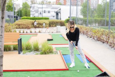 Macera Golfü oynamak, yokuş aşağı atış, top, sopa ve delik. Yüksek kalite fotoğraf