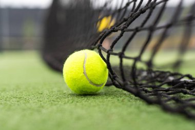 Court Net 'e karşı tenis topu. Yüksek kalite fotoğraf
