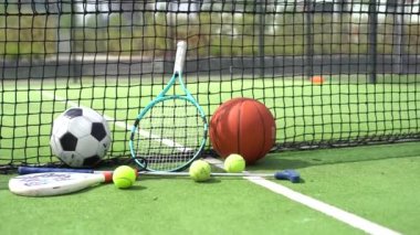 Arka planda tenis, basketbol ve arka planda fotokopi alanı olan futbol ekipmanları. Yüksek kalite fotoğraf