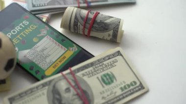 Akıllı telefon, kumar, mobil uygulama ve yakın planlı futbol topu. Spor ve bahis konsepti. Yüksek kalite fotoğraf