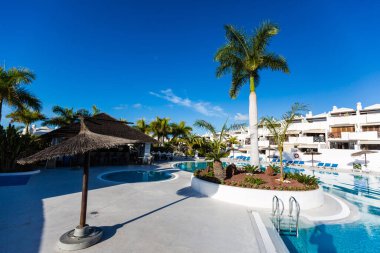 Çatı katında yüzme havuzu.