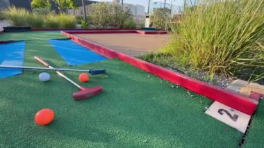 Golf topu ve golf sopası akşam golf sahasında güneş ışığı altında. Yüksek kalite fotoğraf