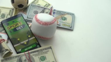 Akıllı telefon, kumar, mobil uygulama ve yakın planlı futbol topu. Spor ve bahis konsepti. Yüksek kalite fotoğraf