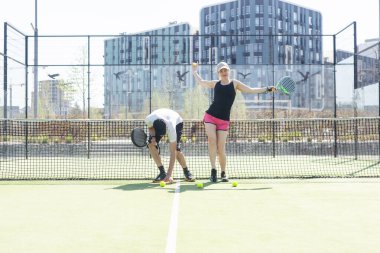 Genç sporcu kadın ve erkek aynı takımda Padel oynuyor. Yüksek kalite fotoğraf