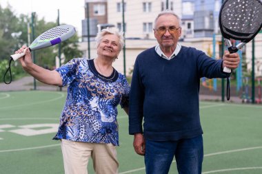 Son sınıf öğrencisi raket oynuyor. Yüksek kalite fotoğraf