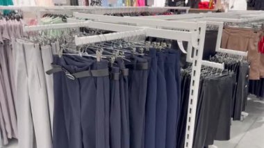 Bir dükkânda birkaç farklı pantolon asılmış. Kıyafet mağazası. - Evet. Yüksek kalite fotoğraf