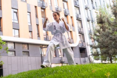 Karate, kimono eğitimi alan genç kız. Yüksek kalite fotoğraf