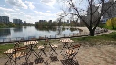 Ukrayna, Kyiv, Nisan 05, 2024: Göl bir konut arazisindeki park alanının bir parçasıdır. Gölün etrafında apartmanlar var. Yüksek kalite fotoğraf