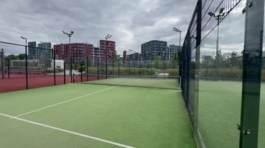  Açık havada yeşil bir raket sahası. Yüksek kalite 4k görüntü