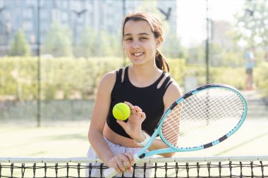 Kortta tenis oynayan genç bir kadın. Yüksek kalite fotoğraf