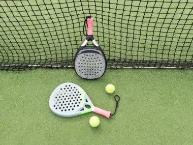 Padel tenis raketi, tenis kortu ve topları. Yüksek kalite fotoğraf