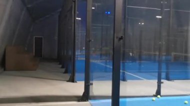 Ukrayna Kyiv, 11 Nisan 2024: Padel raketi adidas ve padel topu yeşil sahada. Yüksek kalite fotoğraf