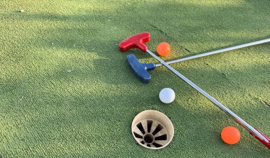Golf topu ve golf sopası akşam golf sahasında güneş ışığı altında. Yüksek kalite fotoğraf