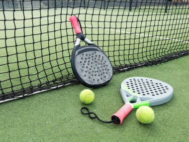 Çim kortunda raket tenis nesneleri. Yüksek kalite fotoğraf