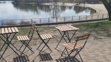 Ukrayna, Kyiv, Nisan 05, 2024: Göl bir konut arazisindeki park alanının bir parçasıdır. Gölün etrafında apartmanlar var. Yüksek kalite fotoğraf
