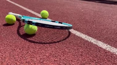 Tenis sahnesi, toplar, raketler ve sert saha köşeleri. Yüksek kalite fotoğraf