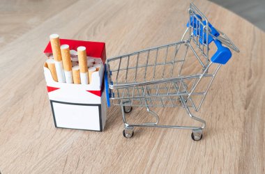 Sigara alışveriş arabasında, ahşap masada, arka planda. Yüksek kalite fotoğraf