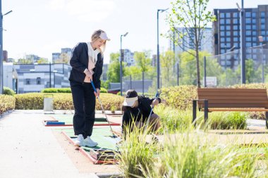 Minyatür golf sahasında küçük şirin bir kız. Yüksek kalite fotoğraf