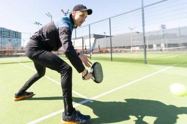 Raket tenis koçu, konutun ön tarafında bir raket kortunda öğretmenlik yapıyor. Yüksek kalite fotoğraf