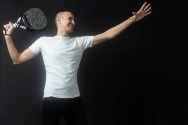 Beyaz tenli olgun bir adam Paddle Padel tenisçi gölge silueti stüdyoda siyah arka planda izole edildi. Yüksek kalite fotoğraf
