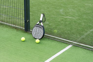 Tenis raketi ve toplar sahada. Yüksek kalite fotoğraf