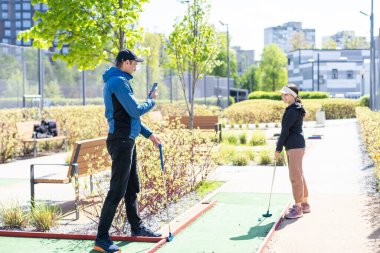 Yapay çimlerin üzerinde mini golf topu. Yaz sezonu maçı. Yüksek kalite fotoğraf