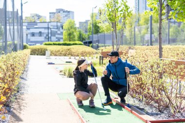 Yapay çimlerin üzerinde mini golf topu. Yaz sezonu maçı. Yüksek kalite fotoğraf