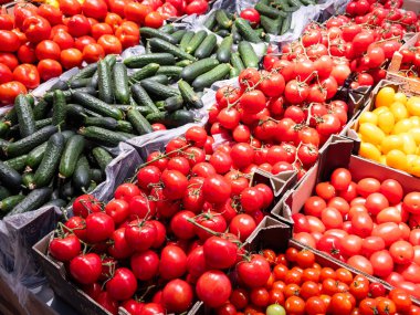 Markette salatalık ve domates var. Yüksek kalite fotoğraf