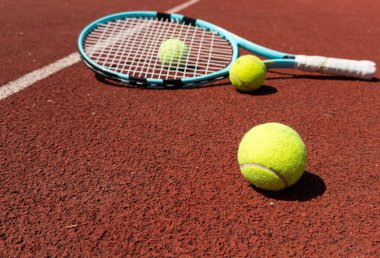 Kırmızı kil kortunda tenis topuyla raket. Yüksek kalite fotoğraf