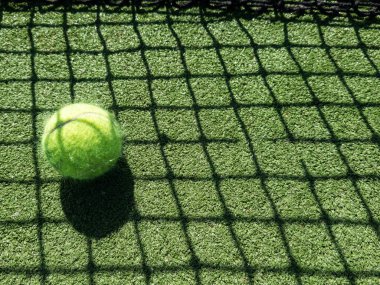  Tenis topunun arka gölgesi tenis kortunda arka plan için iyidir. Yüksek kalite fotoğraf