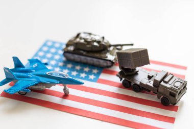 Amerikan bayrağı geçmişi olan savaş sahnesindeki minyatür oyuncak askerler, Anma Günü konsepti. Yüksek kalite fotoğraf