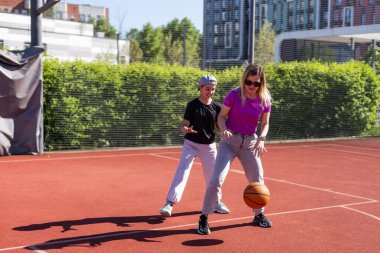 Anne ve kızı basketbol oynuyor. Yüksek kalite 