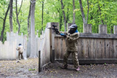 Kamuflajlı ve maskeli savaşçılar paintball oynuyor. Yüksek kalite fotoğraf