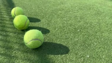  Tenis topunun arka gölgesi tenis kortunda arka plan için iyidir. Yüksek kalite fotoğraf