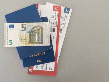 Siyah arka planda Euro, Pasaport ve uçak biletleri. Boş boş model, boşluğu kopyala. Yüksek kalite fotoğraf