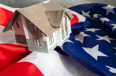 Amerika Birleşik Devletleri 'ne yaşayan ya da göç eden bayraklı küçük bir ev. Yüksek kalite fotoğraf