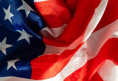 Anma günü için rüzgarla dalgalanan Amerika bayrağını kapatın. Ulusal sembol konsepti. Yüksek kalite fotoğraf