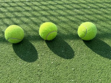  Tenis topunun arka gölgesi tenis kortunda arka plan için iyidir. Yüksek kalite fotoğraf